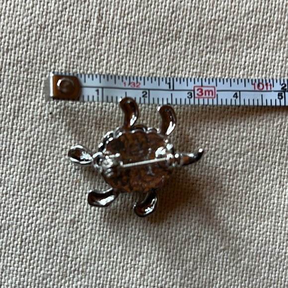 Silver and crystal Turtle pin - Picture 5 of 5